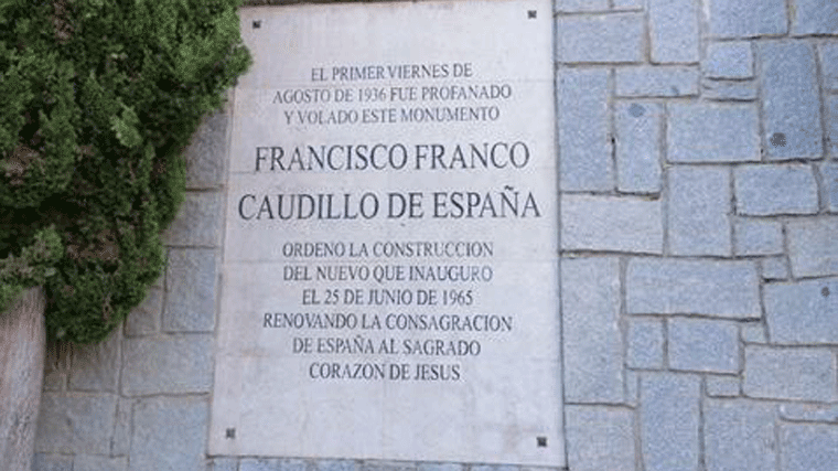 Podemos anuncia medidas legales por la placa de Franco en el Cerro de los Angeles