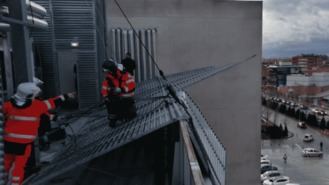El viento provoca el desprendimiento de una plancha de la fachada del Hospital