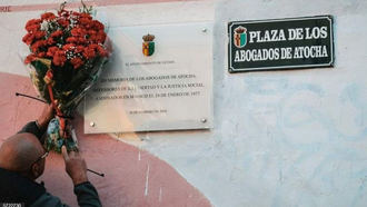 Decenas de personas homenajean a los abogados de Atocha en la plaza homónima