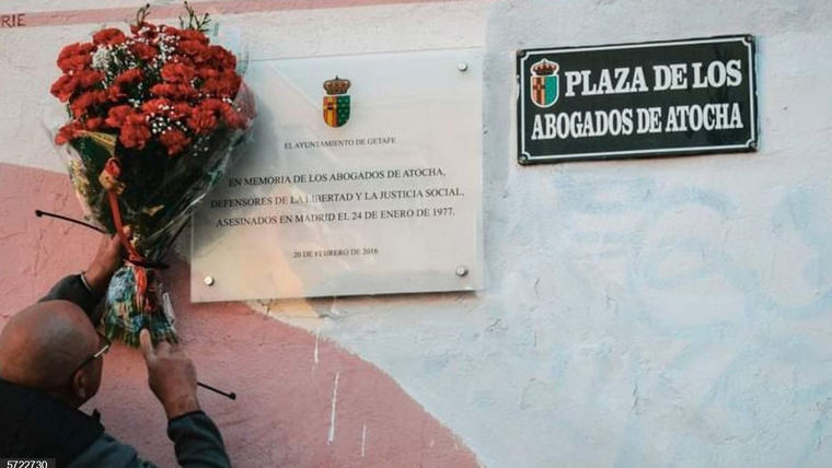 Decenas de personas homenajean a los abogados de Atocha en la plaza homónima