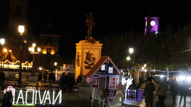 Los accesos a la Plaza Cervantes cortados por las atraccione de Navidad