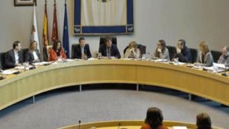 El pleno condecora a un niño de 12 años que devolvió en Policía un monedero con dinero