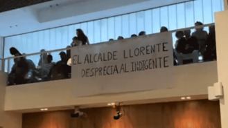 Llorente suspende el Pleno por los protestas y pitidos de un grupo de indigentes