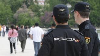 Dos agentes salvan a un bebé de un mes de ahogarse por una mucosidad
