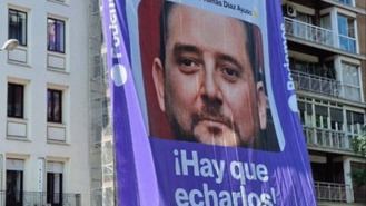 Pancarta en el barrio de Salamanca con las palabras de Casado del hermano de Ayuso