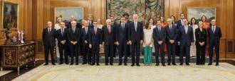 El Rey Felipe VI (c) posa durante el acto de juramento o promesa de los nuevos vocales del Consejo General del Poder Judicial (CGPJ), en el Palacio de la Zarzuela