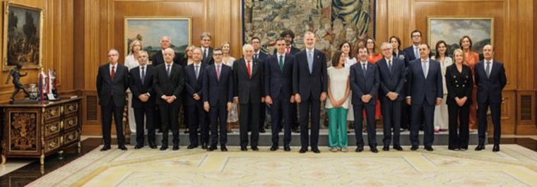El Rey Felipe VI (c) posa durante el acto de juramento o promesa de los nuevos vocales del Consejo General del Poder Judicial (CGPJ), en el Palacio de la Zarzuela