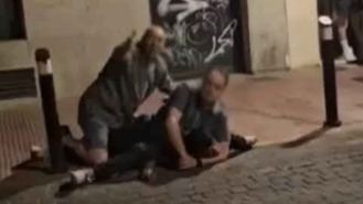 La jueza mantiene en libertad al policia que axfisió a un joven pese a apreciar homicidio doloso