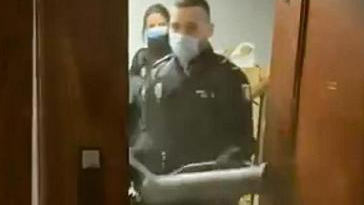 En el banquillo los seis policías acusados de irrumpir con una ariete en una fiesta ilegal en pandemia