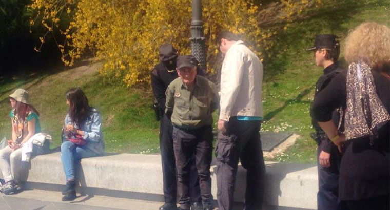 La policía de Cristina Cifuentes detiene a un anciano por ir en bici con una pancarta