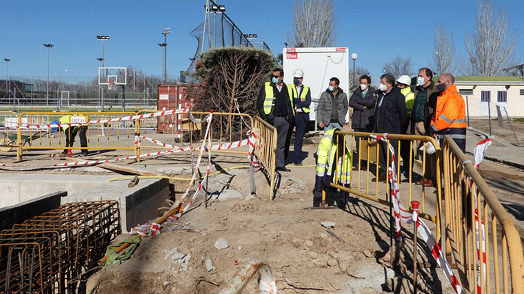 Partida visita las obras de la nueva cancha de baloncesto y pista de tenis del Santiago Apostol