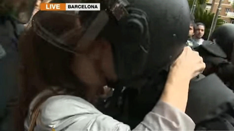 Un policía del 1-O denuncia el beso 'repentino y no consentido' de una mujer durante un dispositivo contra el referéndum