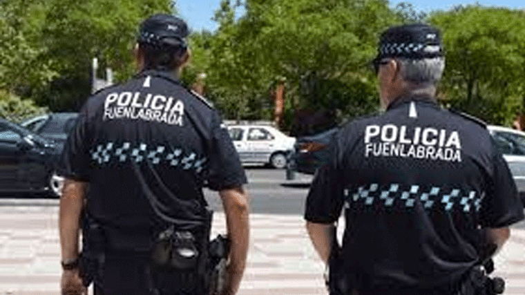 Un vecino entrega en la Oficina de la Policía los 1.700 euros que encontró en la calle
