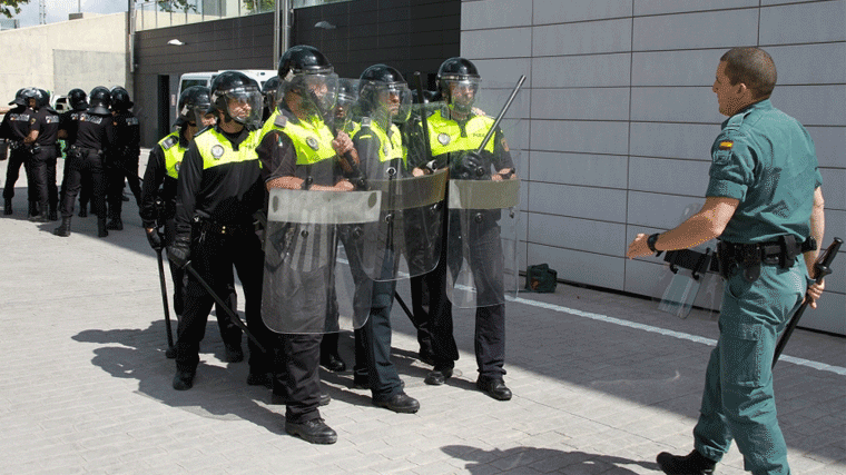 La Policía Local se entrena con cascos, escudos y chalecos de seguridad