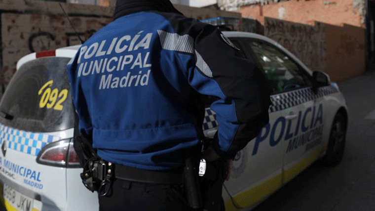 Una mujer escapa descalza de la agresión y amenazas con un cuchillo de su novio en un piso de San Blas