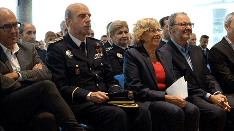 Los municipales protestan en bañador en un acto de Barbero 'tras dejarles sin vacaciones'