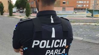 Un policía se lanza a un pozo sin señalizar de 3 metros para salvar a un perro que se ahogaba