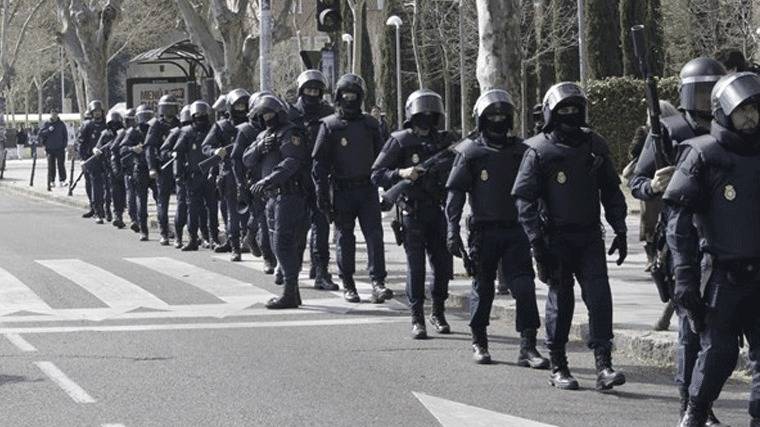 Los policías reclaman a Interior armas de largo alcance y más potencia tras la tragedia de Niza