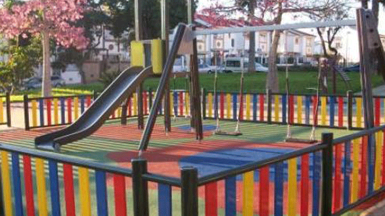 Un policía salva la vida de un niño de dos años tras caerse de un columpio en un parque