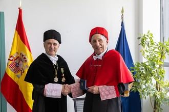 Neil Gilbert recibe el título de doctor honoris causa por la UNED