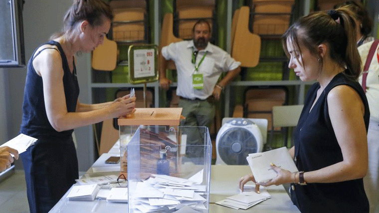 El PP gana con el 37,4% de los votos, PSOE segundo con el 31,5% y Vox tercero