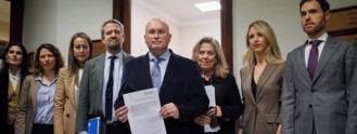 El portavoz del PP en el Congreso, Miguel Tellado (c), junto a otros miembros del partido antes de registrar una petición por escrito para pedir la dimisión de la presidenta del Congreso.