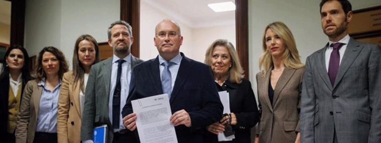 El portavoz del PP en el Congreso, Miguel Tellado (c), junto a otros miembros del partido antes de registrar una petición por escrito para pedir la dimisión de la presidenta del Congreso.