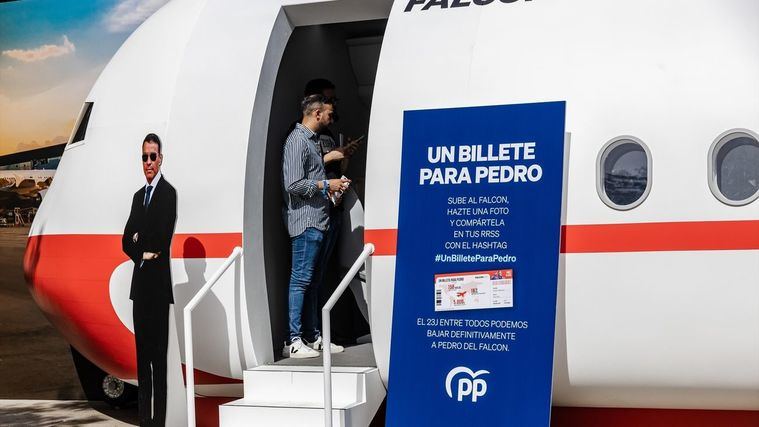 El PP instala una maqueta del Falcon en Colón: 'Es el momento de bajar a Pedro'