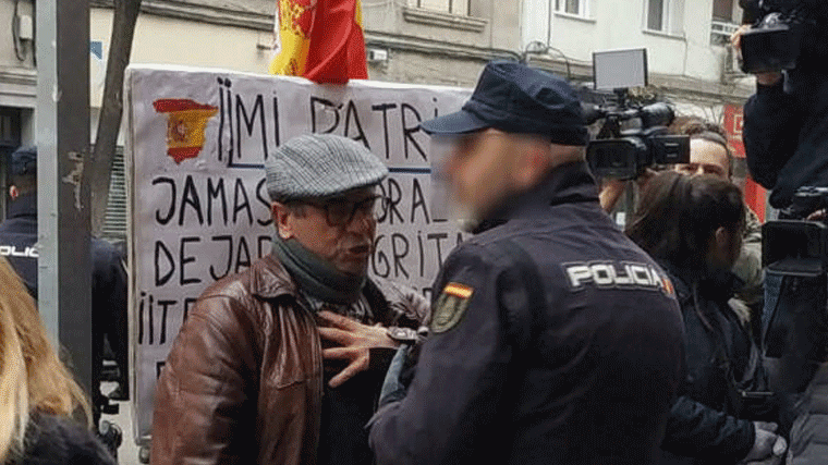 El PP difunde el vídeo del hombre que clama por España ante Ferraz al que se lleva la policía