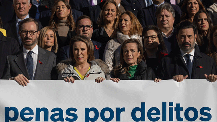Vox se cuela en la concentración del PP para la dimisión de Montero: 'No estaban invitados'