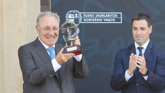El lehendakari José Pradales, entregó personalmente en julio pasado a José Antonio Jainaga el premio Joxe Mari Korta 2025