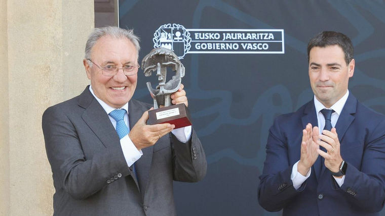 El lehendakari José Pradales, entregó personalmente en julio pasado a José Antonio Jainaga el premio Joxe Mari Korta 2025