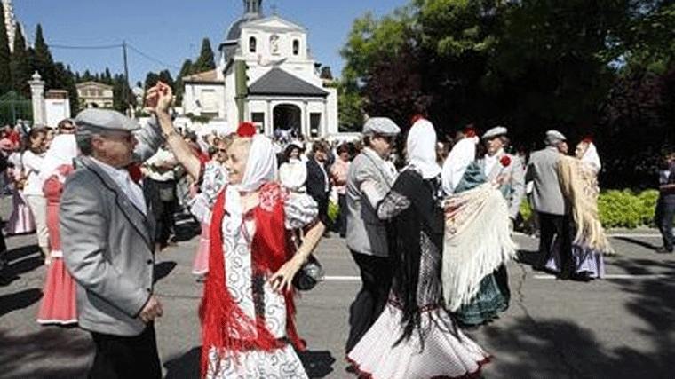 Parpusas y mantones regresan a la Pradera de San Isidro tras dos años de parón