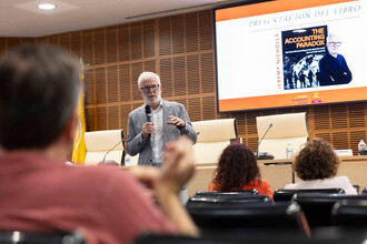Jeremy Nicholls presenta en Comillas una propuesta para ampliar la contabilidad empresarial