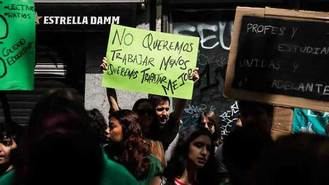 Profesores llevan ante la Consejería sus demandas en una cadena humana