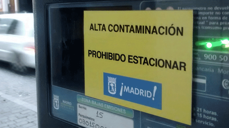 Madrid prohibe aparcar en el SER por la alta contaminación