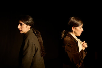 El Teatro Español revive 'Duermen bajo las aguas' con un enfoque íntimo sobre la identidad
