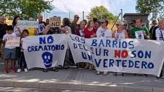Vecinos de Usera y Villaverde retoman las protestas contra el crematorio con una concentración frente al Tanatorio M-40