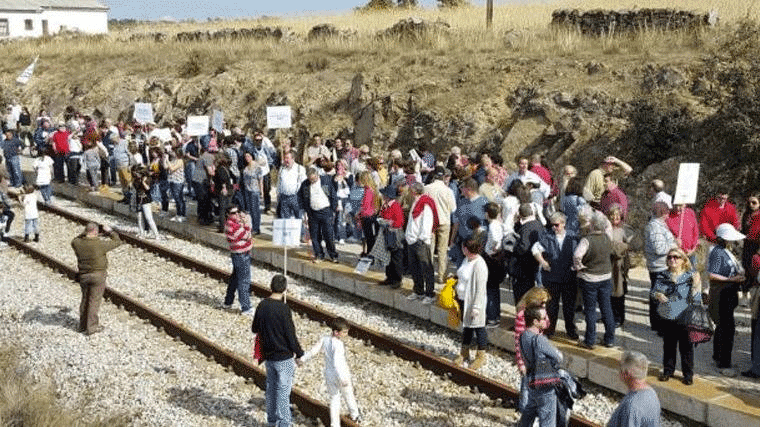 Soto, Manzanares y Miraflores se manifestarán el fin de semana para pedir un Cercanías