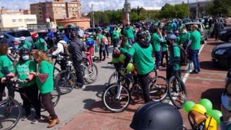 Centenares de personas participan en la marcha sobre ruedas por la escuela pública