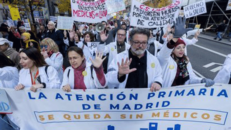 Médicos y pediatras vuelven a salir a la calle con una 'performance'