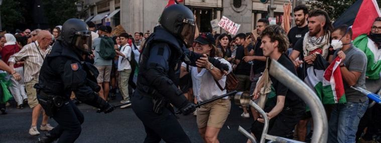 Cargas policiales, dos detenidos y 22 policías heridos en las protestas propalestinas de la última etapa de la Vuelta