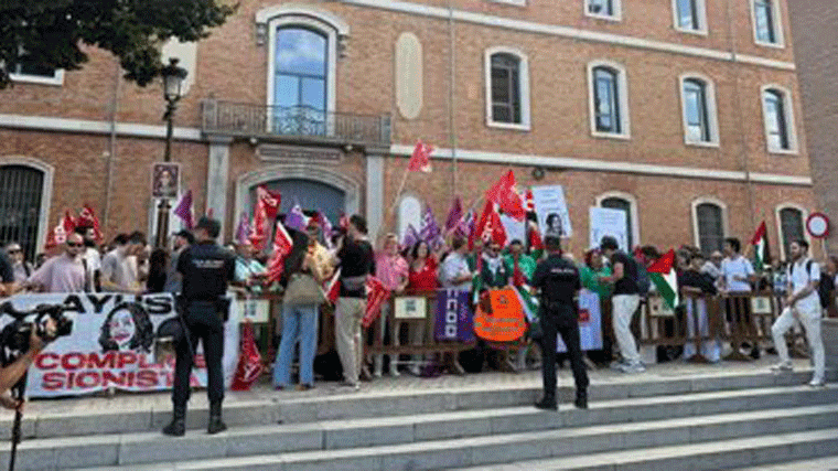 Sindicatos y docentes reciben a Ayuso en la UAH con una protesta a favor de Palestina en la apertura del año académico