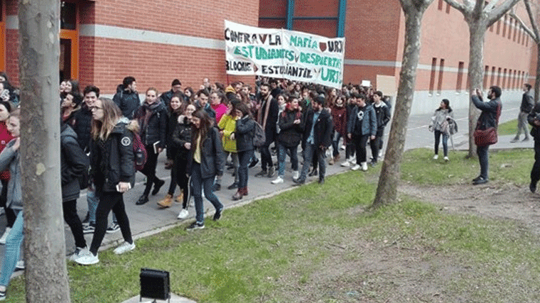 Profesores universitarios salen a la calle para hablar del esfuerzo del máster
