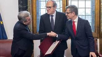 El presidente de la Conferencia Episcopal Española (CEE), Luis Argüello; el Defensor del Pueblo, Ángel Gabilondo, y el ministro de la Presidencia, Justicia y Relaciones con las Cortes, Félix Bolaños