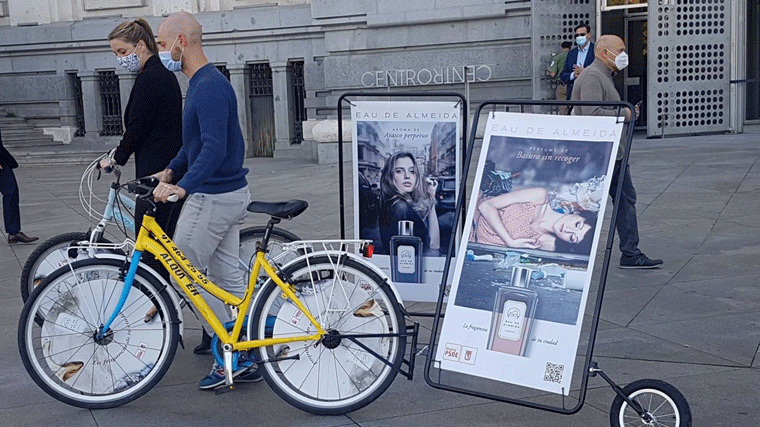 El PSOE lanza la campaña 'Eau de Almeida´, aroma del 'atasco perpetuo' y 'basura sin recoger'