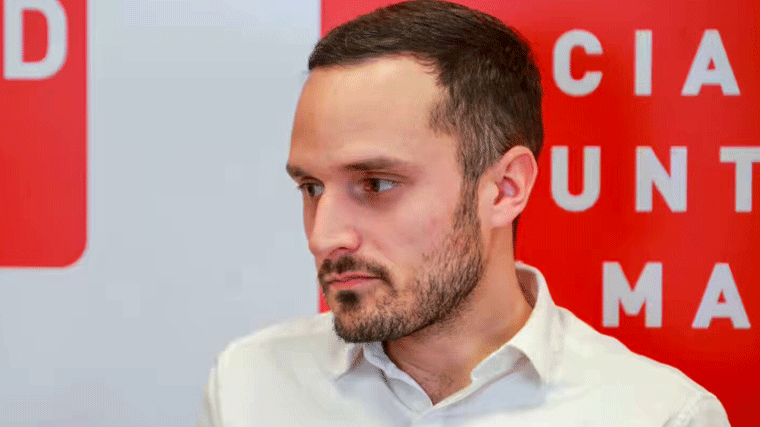 El PSOE alerta de andamios en edificios 'sin obras' en Centro para instalar lonas publicitarias