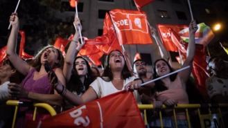 El PSOE resiste el envite popular en Madrid y sube un escaño, aunque pierde varios bastiones del 