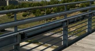 Evitan que un joven se tire desde un puente sobre una carretera