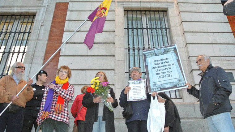 Asociaciones se concentran en Sol para que la Real Casa de Correos sea `Lugar de Memoria´